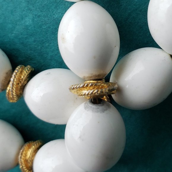 2/15$ Vintage Monet white beads and gold tone bracelet - Picture 5 of 5